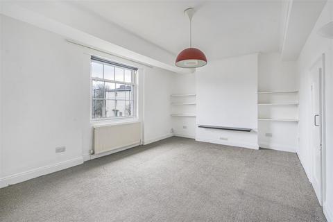 3 bedroom flat to rent, Brecknock Road