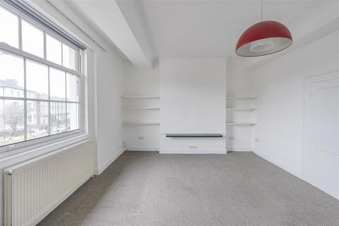 3 bedroom flat to rent, Brecknock Road