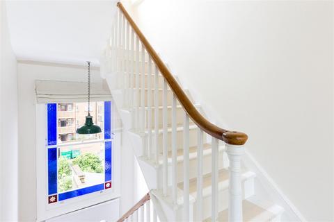 2 bedroom flat to rent, Falkland Road