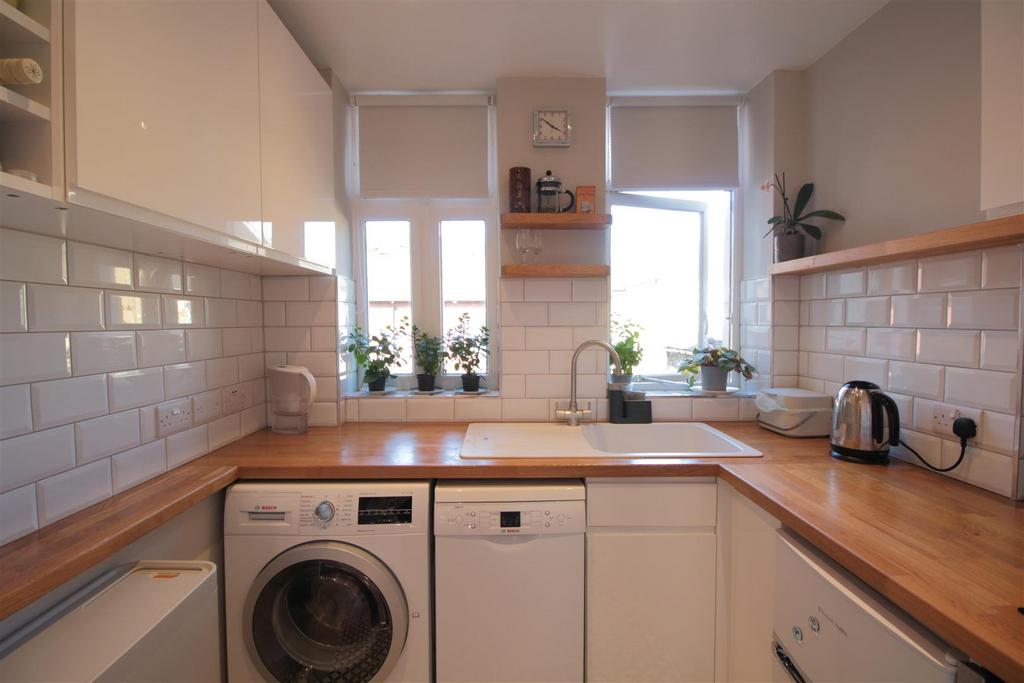 Tudor Close., Brixton Hill SW2 Studio to rent £1,400 pcm (£323 pw)