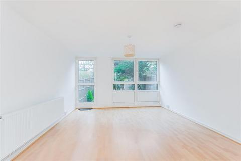 3 bedroom flat to rent, Kiln Place