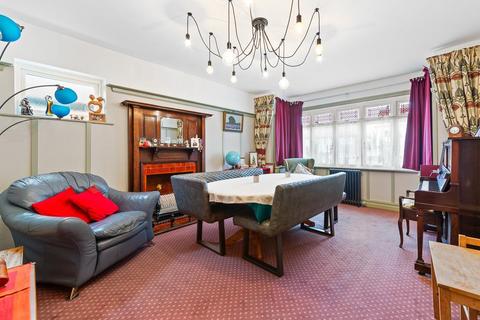 16 Kings Avenue, Carshalton, SM5 4NX