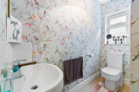 16 Kings Avenue, Carshalton, SM5 4NX
