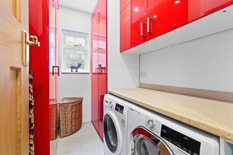 16 Kings Avenue, Carshalton, SM5 4NX