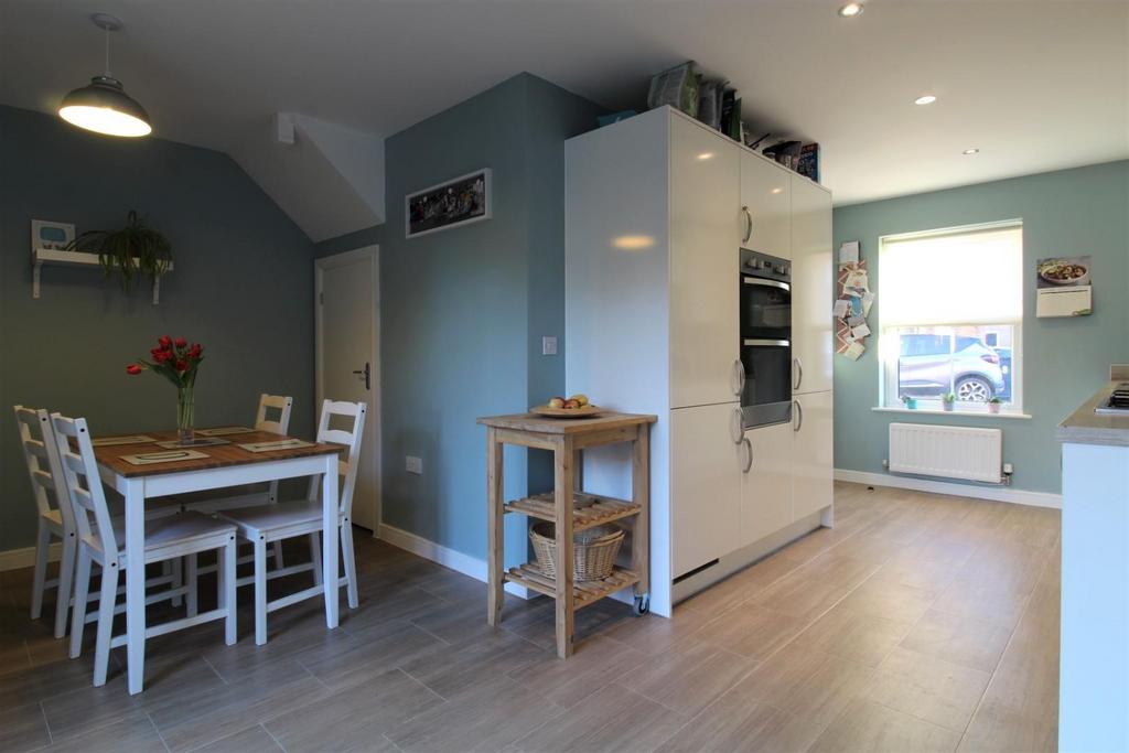 Kitchen/ Dining Room