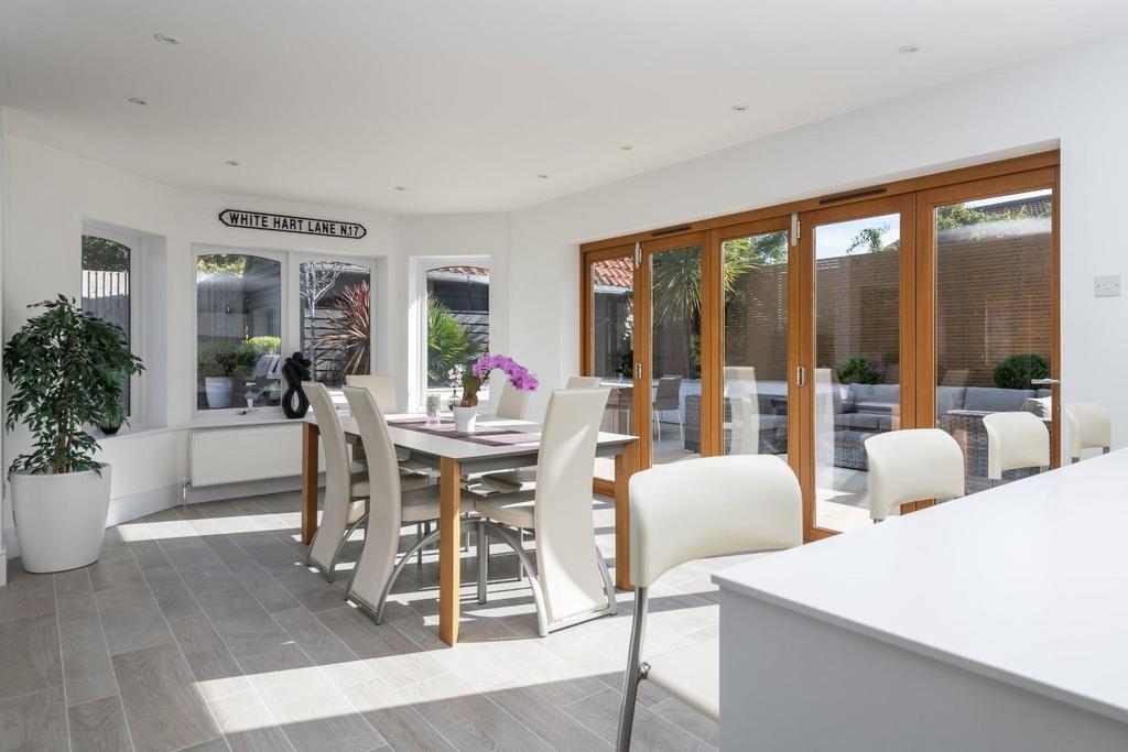 Kitchen/ Dining Room
