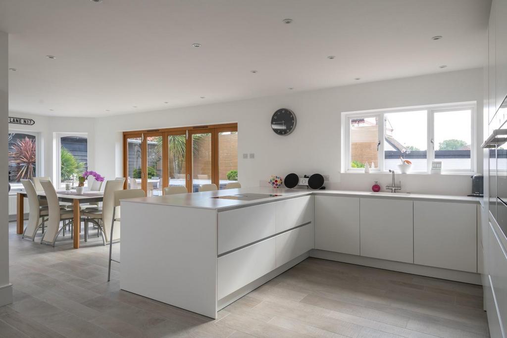 Kitchen/ Dining Room