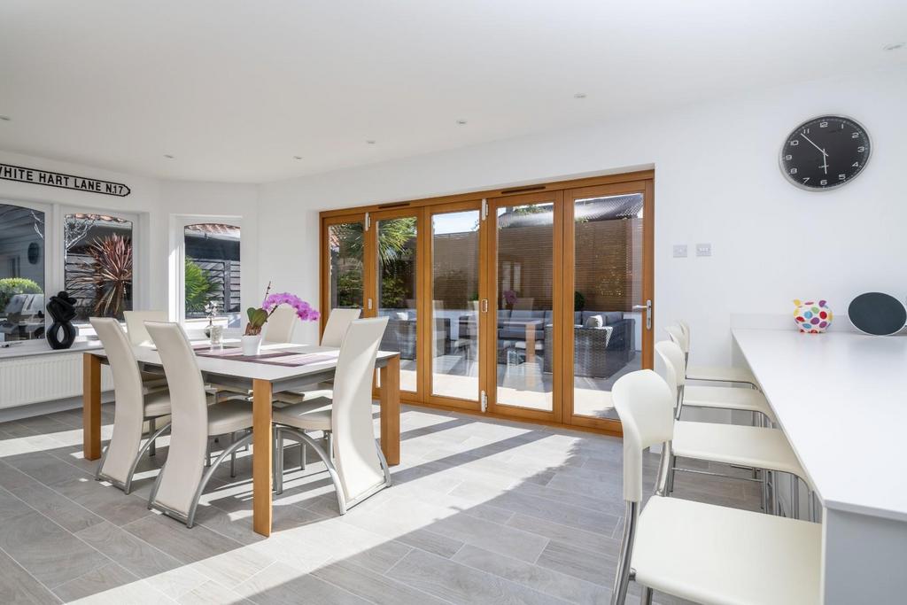 Kitchen/ Dining Room