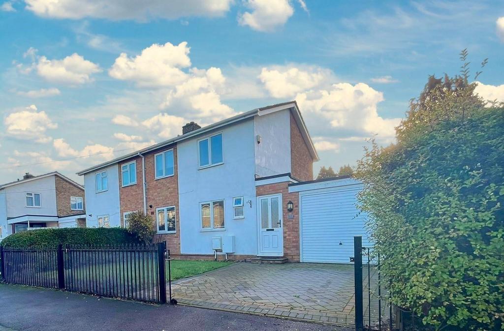 Spring Close, Biggleswade SG18 3 bed semidetached house £350,000