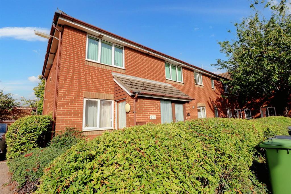 Trafalgar Court, Great Yarmouth NR30 2 bed apartment £90,000