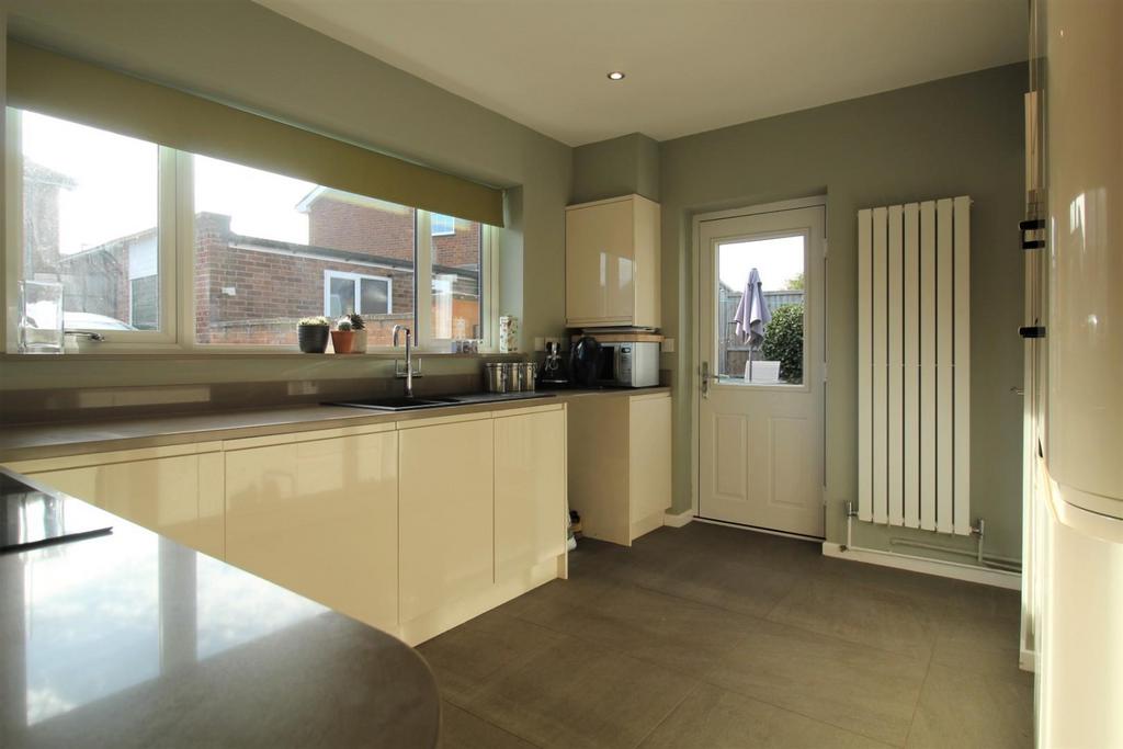 Woodland Close, Potton SG19 2 bed detached bungalow for sale £400,000