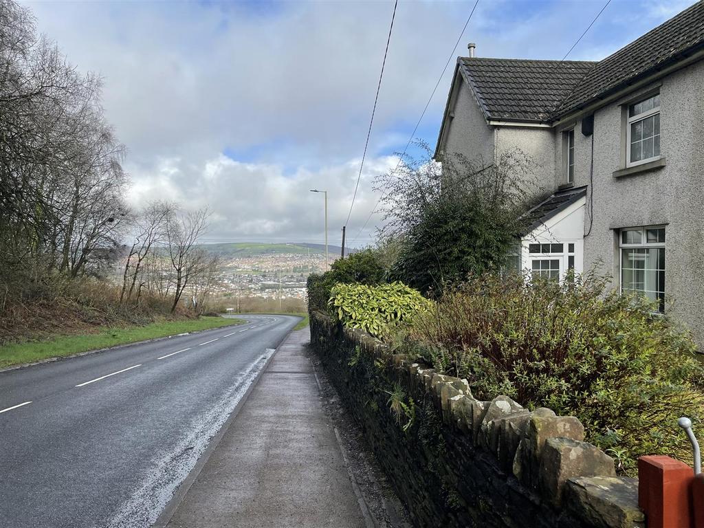 Watford Road, Caerphilly 3 bed detached house for sale £400,000