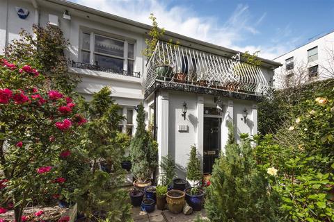 4d Hill Road, London, NW8 9QG