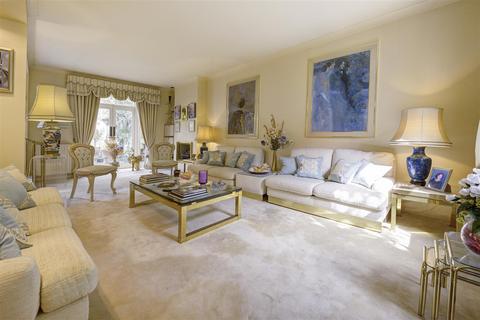 4d Hill Road, London, NW8 9QG