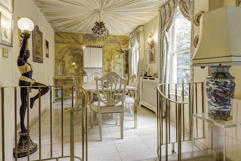4d Hill Road, London, NW8 9QG