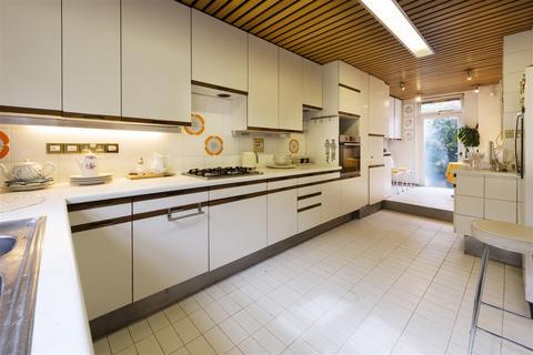 4d Hill Road, London, NW8 9QG