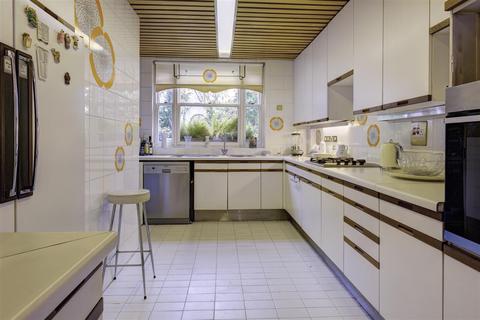 4d Hill Road, London, NW8 9QG