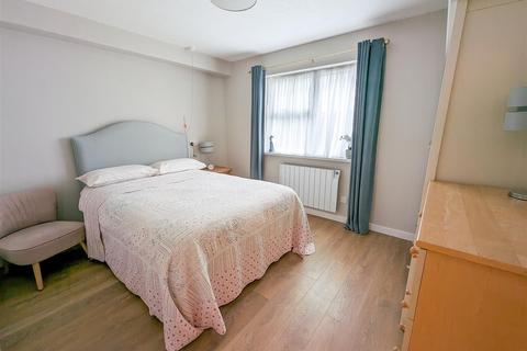 1 bedroom retirement property for sale, CHALKWELL PARK DRIVE, Leigh-On-Sea