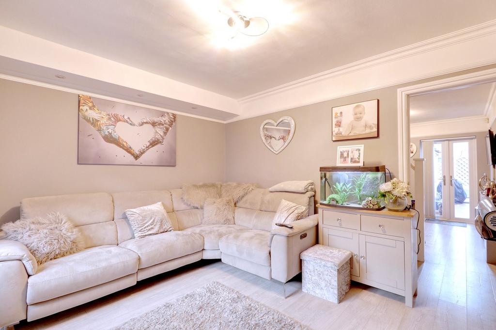 Cowper Road, Rainham RM13 2 bed semidetached house for sale £340,000