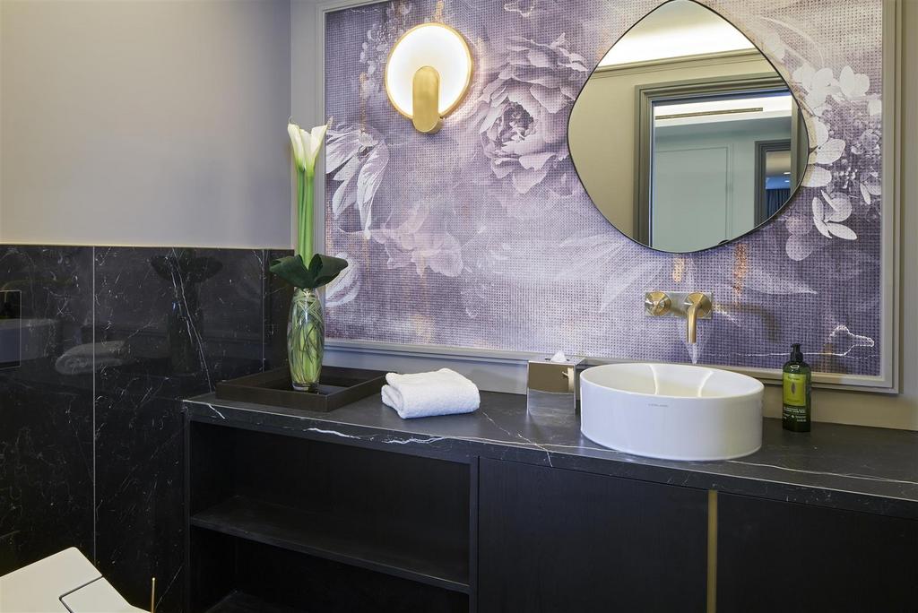 CHPG-Apartment4-Cloakroom.jpg