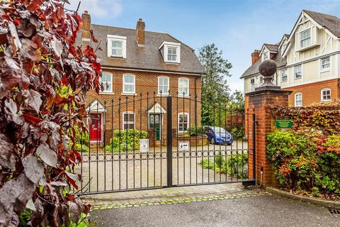 3 Chartwood Place, Dorking, RH4 2JY