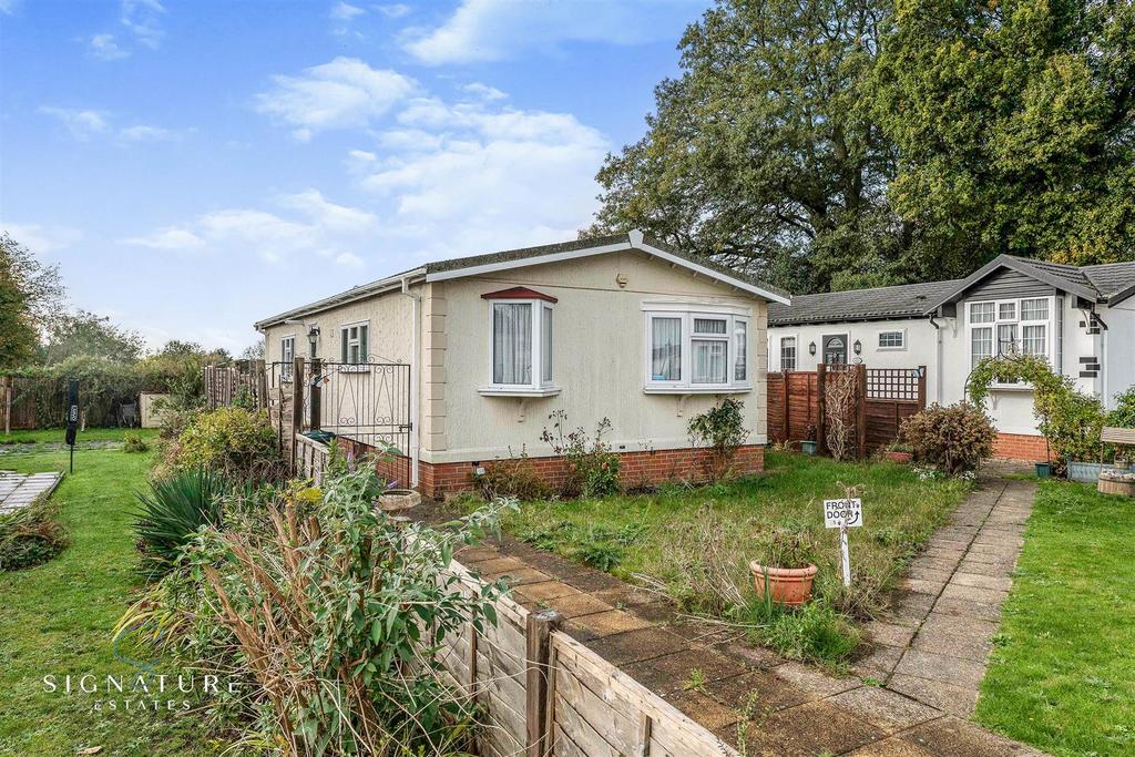 Belgrave Drive, Kings Langley 3 bed mobile home for sale £230,000
