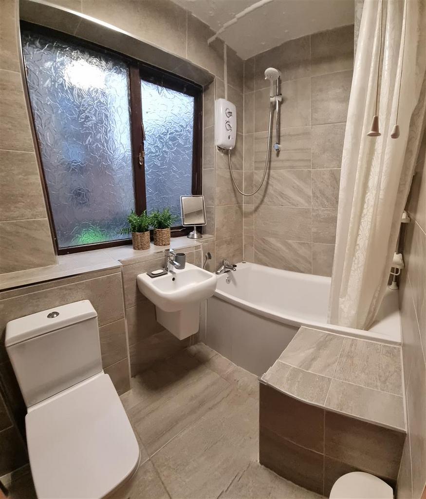 9 - Bathroom.jpg