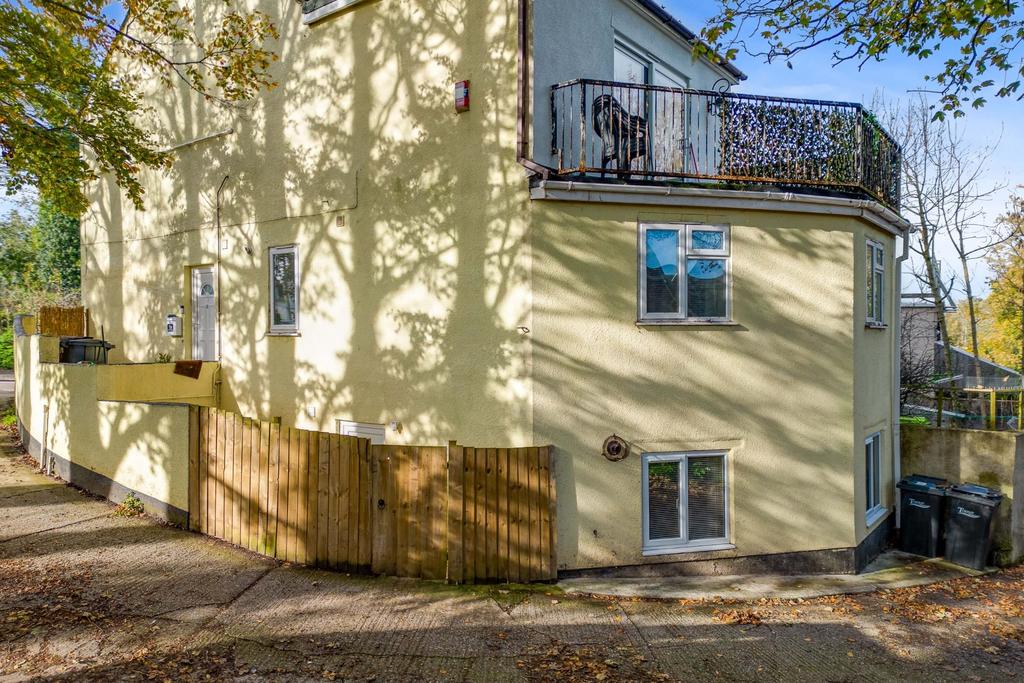 Hawkins Avenue, Torquay 1 bed apartment £695 pcm (£160 pw)