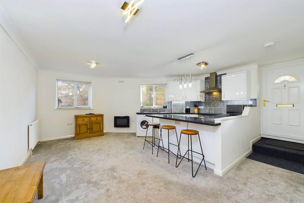 Hawkins Avenue, Torquay 1 bed apartment to rent £695 pcm (£160 pw)