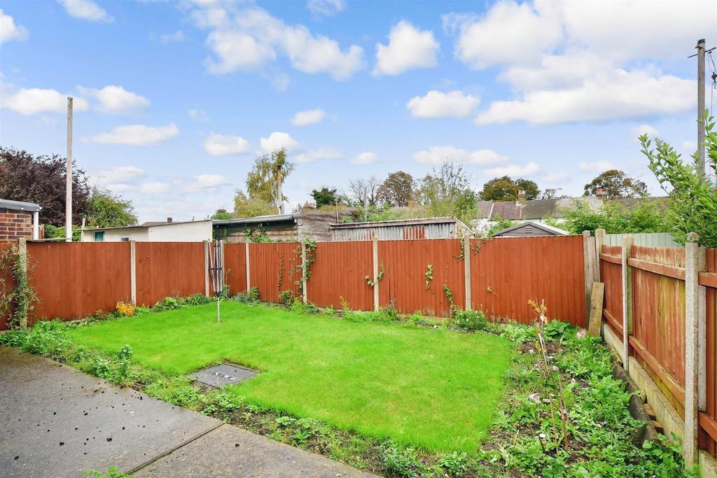 Medway Close, Sittingbourne, Kent 3 bed semi-detached house - £280,000