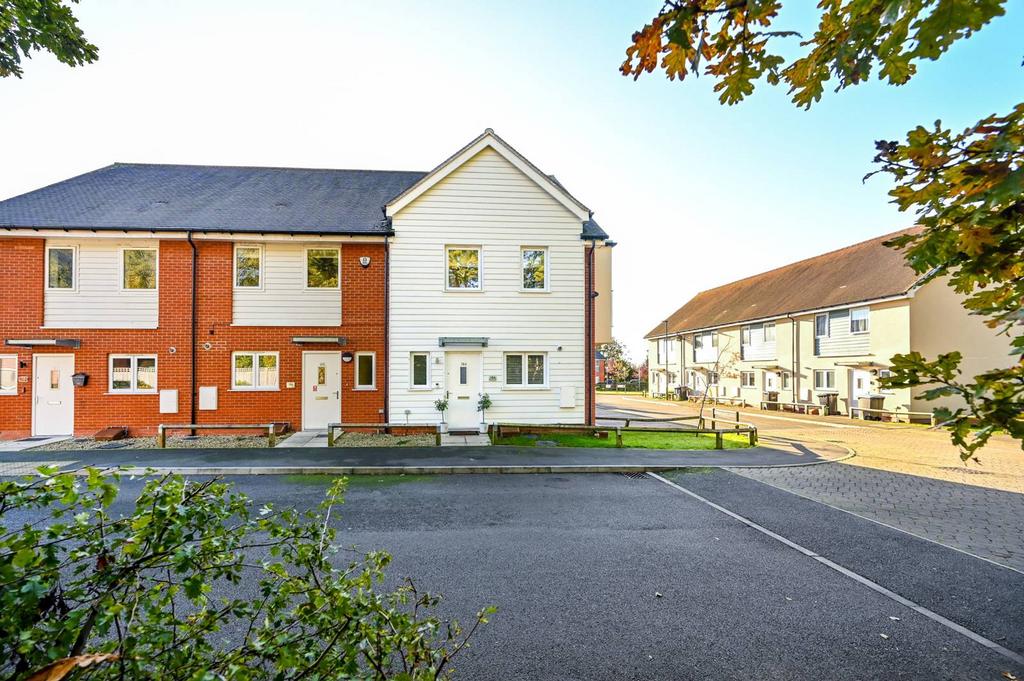 Row Town, Row Town, Addlestone, KT15 3 bed end of terrace house £