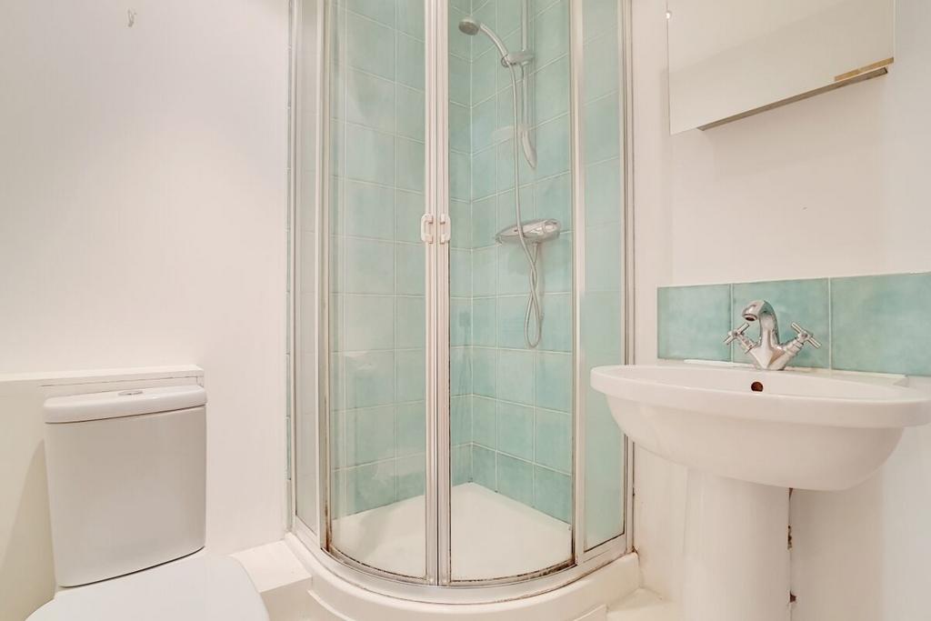 13 Master Ensuite 1