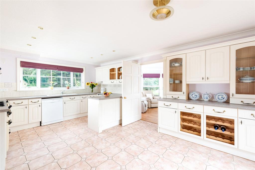 Drayton Park, Daventry, Northamptonshire, NN11 5 bed detached house for