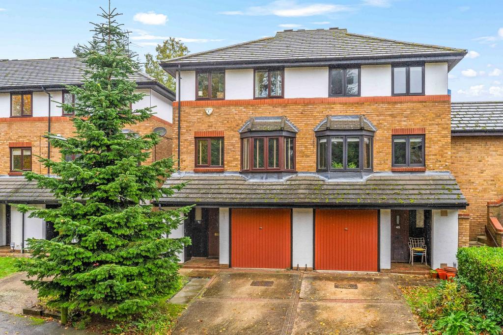 The Knowle, Hoddesdon EN11 4 bed townhouse to rent £2,200 pcm (£508 pw)