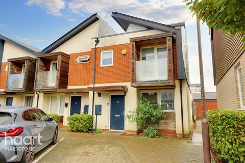 3 bedroom end of terrace house for sale, Clock House Rise, Maidstone
