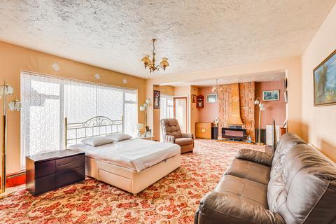 3 bedroom semi-detached house for sale - Dandies Chase, Leigh-on-sea, SS9