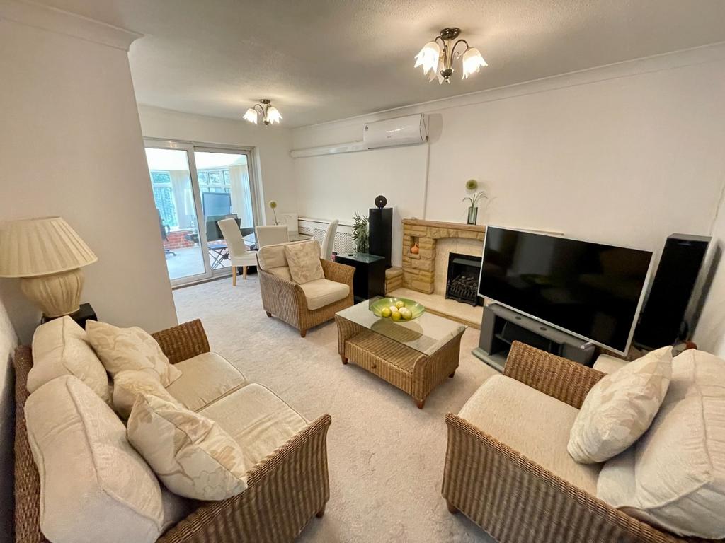 Harlestone Close, Luton, Bedfordshire, LU3 4DW 2 bed semidetached