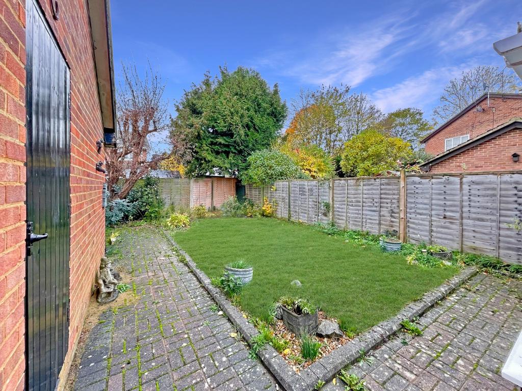 Harlestone Close, Luton, Bedfordshire, LU3 4DW 2 bed semidetached