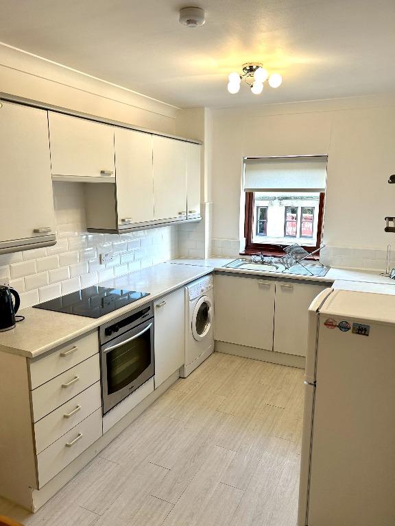 Neilston Road, Paisley, Renfrewshire, PA2 2 bed flat to rent £800 pcm