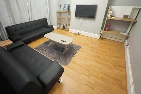 6 bedroom terraced house to rent, Lombard Grove, Fallowfield, M14