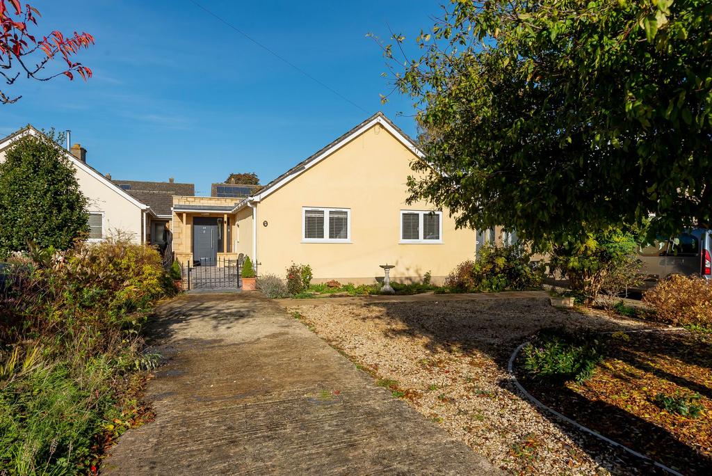 Busby Close, Stonesfield, OX29 3 bed detached bungalow for sale £525,000