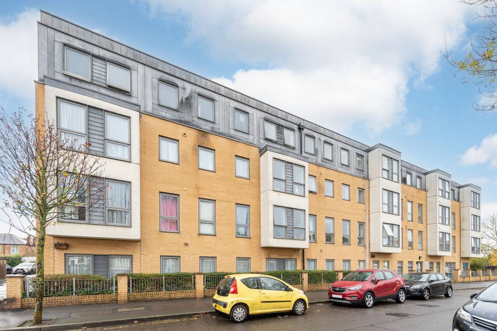 Roan Gardens, Mitcham, CR4 3 bed flat to rent £2,350 pcm (£542 pw)
