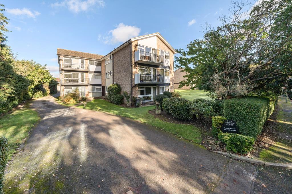 Ashford, Surrey, TW15 2 bed flat for sale £375,000