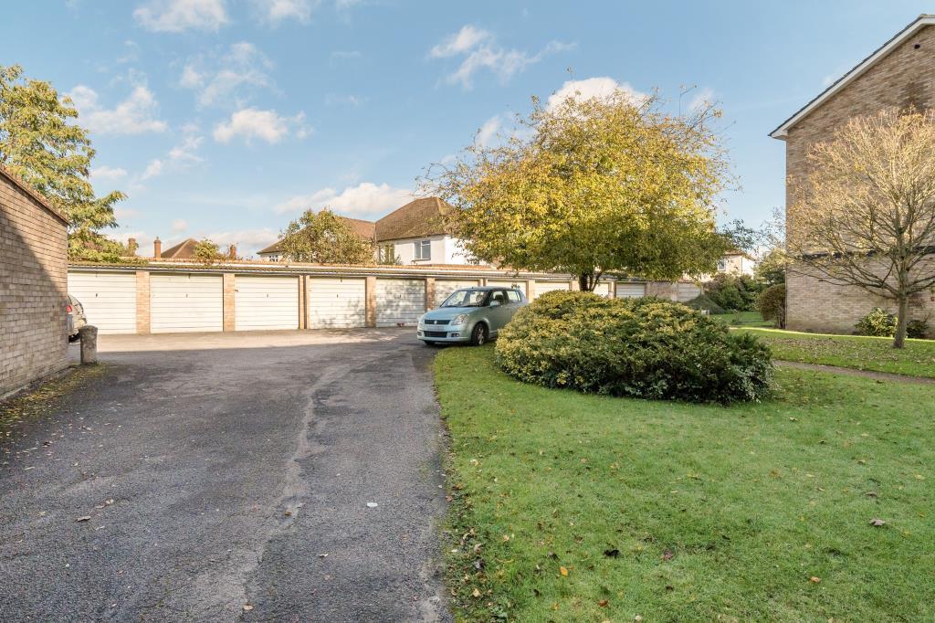 Ashford, Surrey, TW15 2 bed flat for sale £375,000