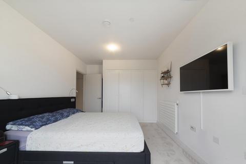 3 bedroom apartment for sale, Liner House, Royal Wharf Walk, London