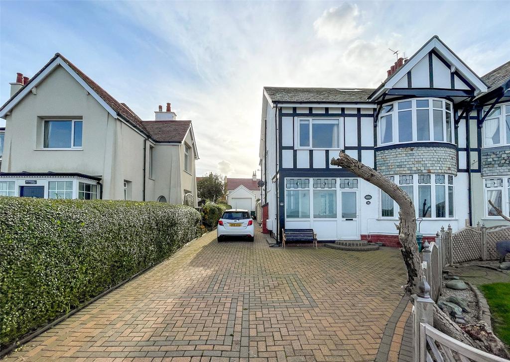 Marine Drive, Rhos on Sea, Colwyn Bay, Conwy, LL28 2 bed apartment for