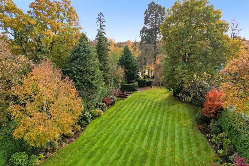 Broadwater Road South, Burwood Park, WaltonOnThames, KT12 6 bed