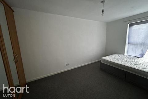 3 bedroom terraced house to rent, Ripon Road, Stevenage