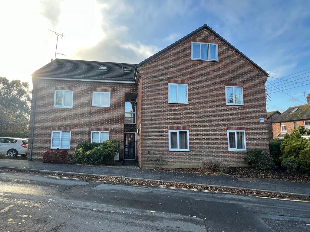 Triangle Road, Haywards Heath, RH16 1 bed flat £900 pcm (£208 pw)