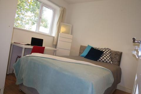4 bedroom house share to rent - Churchview Court, North Road